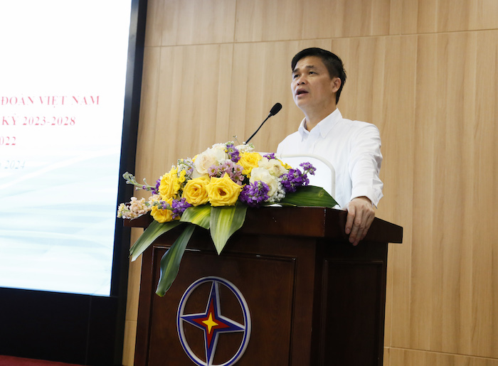 Phó Chủ tịch Tổng LĐLĐVN Ngọ Duy Hiểu đã  truyền đạt một số nội dung cơ bản trong văn kiện Đại hội XIII Công đoàn Việt Nam. Ảnh: Đắc Cường