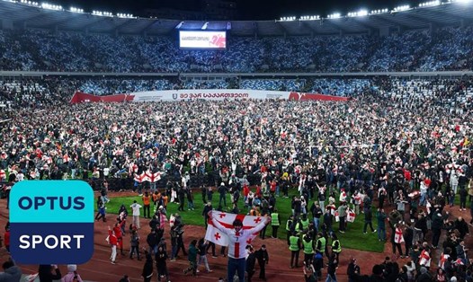 Hàng ngàn người hâm mộ Georgia tràn xuống sân ăn mừng cùng các cầu thủ sau khi giành vé dự EURO 2024. Ảnh: Optus