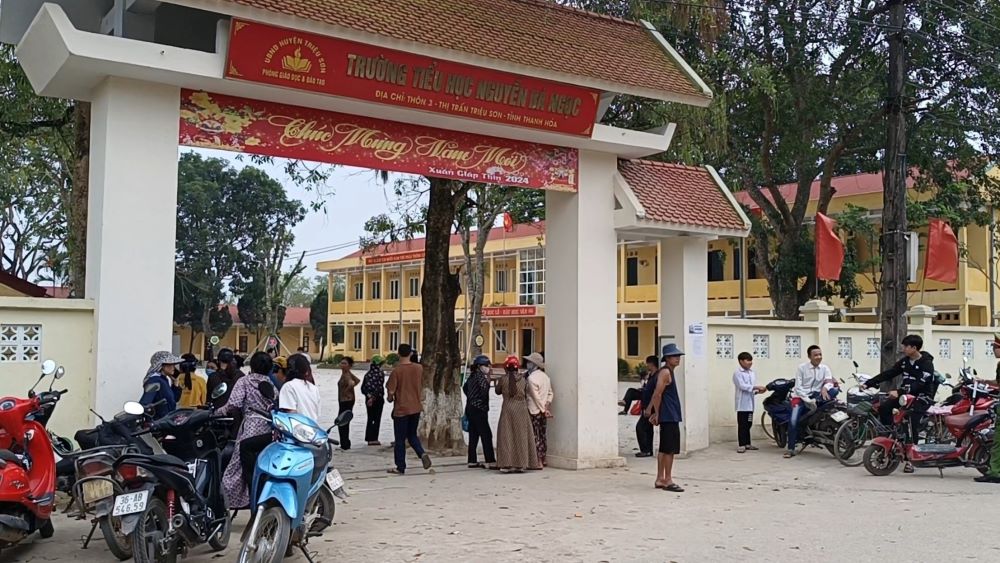 Rất đông phụ huynh tập trung đến khu vực cổng Trường Tiểu học Nguyễn Bá Ngọc trong chiều ngày 27.3. Ảnh: Quách Du 