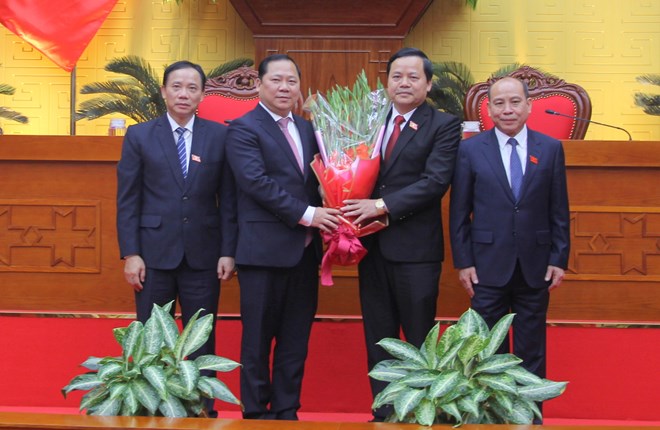 Các đồng chí Thường trực Tỉnh ủy Hòa Bình tặng hoa chúc mừng ông Bùi Văn Thắng (thứ 2 bên phải), Phó Chủ tịch HĐND tỉnh Hòa Bình. Ảnh: Thùy An. 