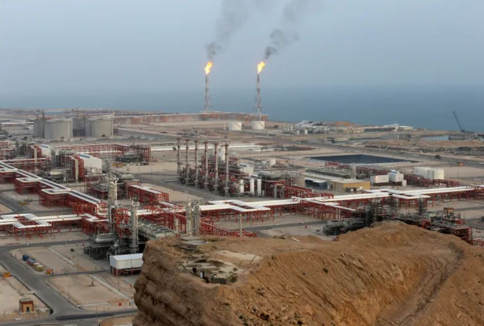 Mỏ khí đốt South Pars trên bờ biển phía bắc vùng Vịnh, ở Asaluyeh, Iran. Ảnh: AP