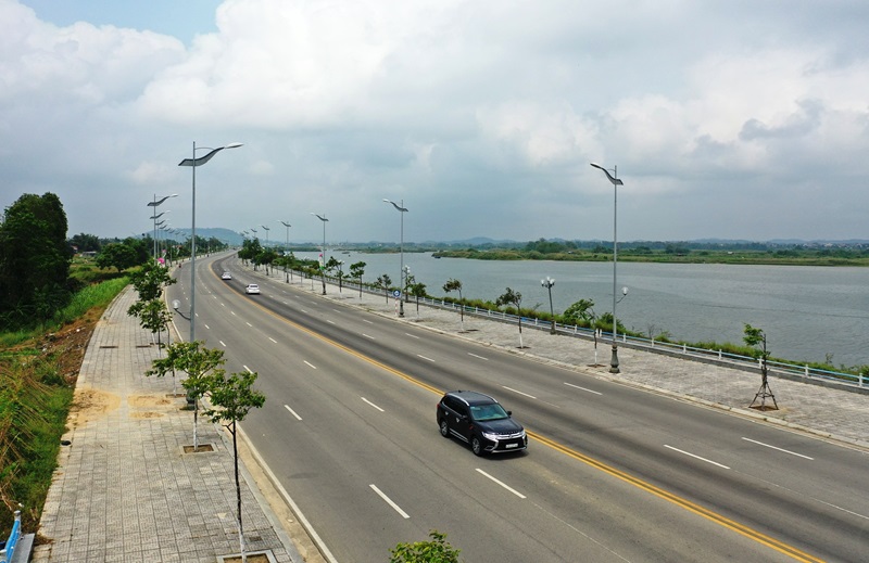 Đường bờ Nam sông Trà Khúc do Sở GTVT Quảng Ngãi làm chủ đầu tư. Ảnh: Viên Nguyễn