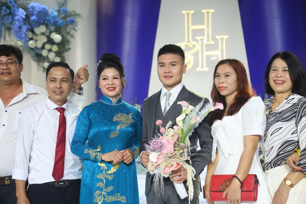 Quang Hải chụp ảnh cùng bố mẹ và người thân trước giờ đi đón dâu. Ảnh: Hoàng Huê 