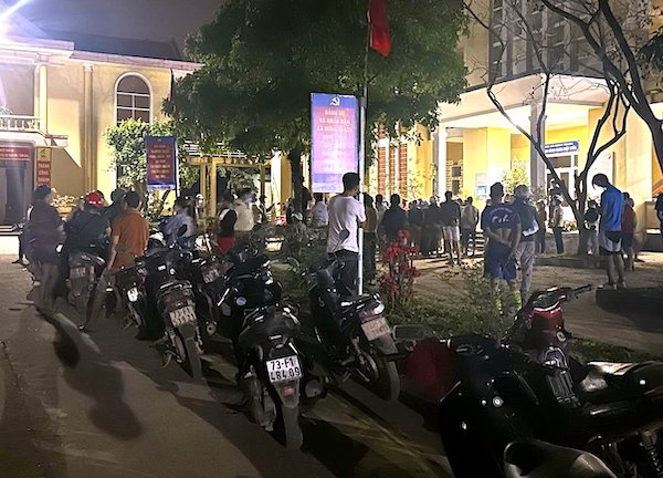 Hàng trăm người dân kéo đến trụ sở UBND xã Hưng Trạch trong đêm 27.3. Ảnh: P.Hoành