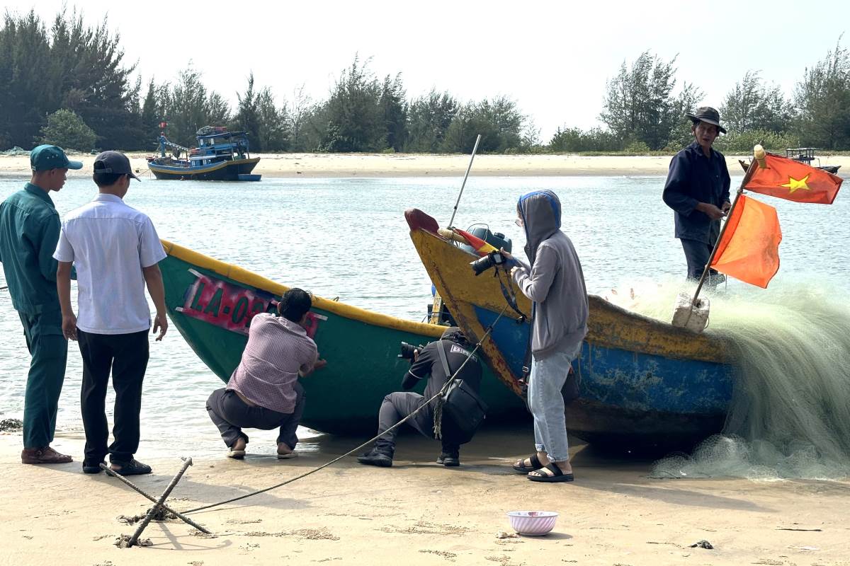 Cấp số tạm cho tàu cá dưới 6m tại xã Lộc An, huyện Đất Đỏ vào ngày 28.3. Ảnh: Thành An