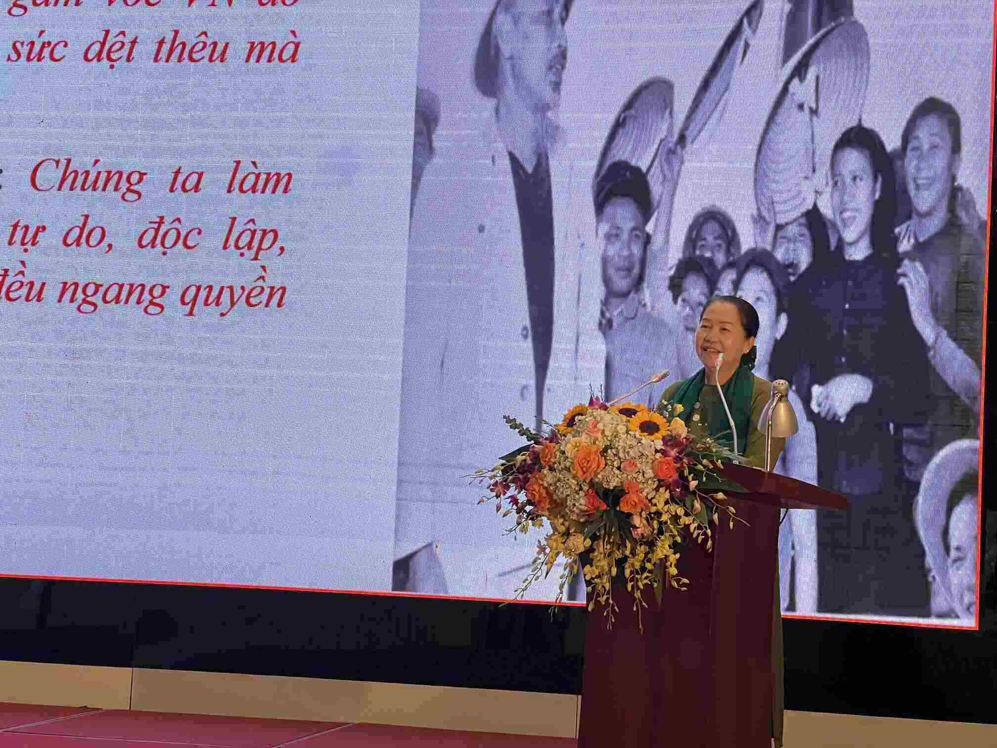 Bà Nguyễn Thị Thu Hồng (nguyên Phó Chủ tịch Tổng Liên đoàn Lao động Việt Nam) trao đổi tại buổi tập huấn. Ảnh: Kiều Vũ
