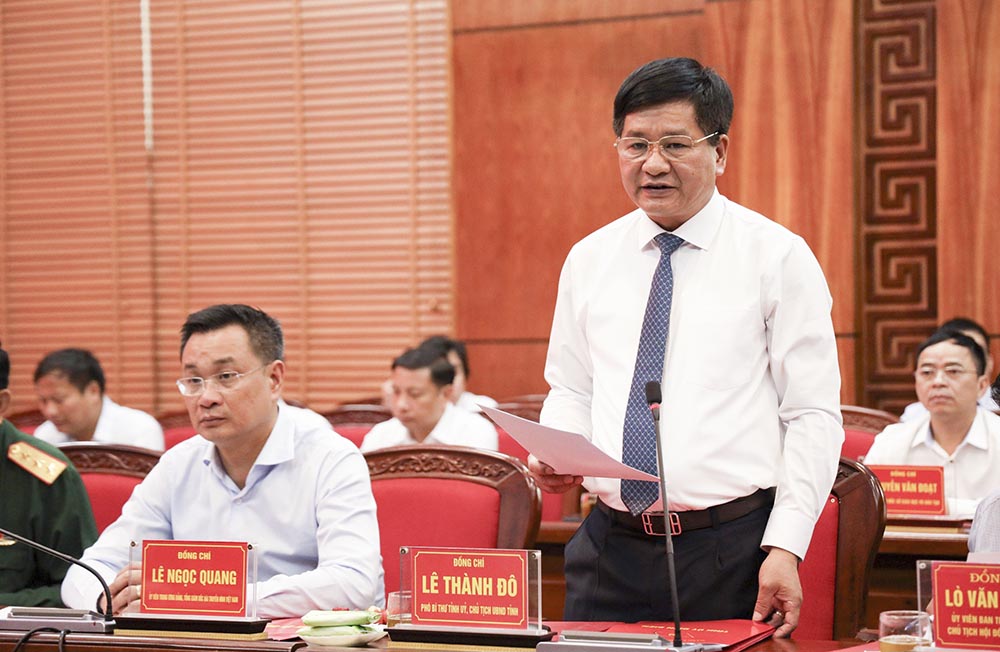 Ông Lê Thành Đô - Chủ tịch UBND tỉnh Điện Biên báo cáo tại buổi làm việc. 