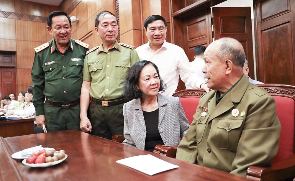 Thường trực Ban Bí thư Trương Thị Mai thăm hỏi Chiến sĩ Điện Biên Phủ.