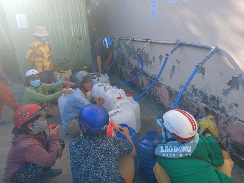 Người dân ở xã Tam Hiệp (huyện Bình Đại, tỉnh Bến Tre) đi xin từng can, thùng nước để đem về sử dụng. Anh: Thành Nhân
