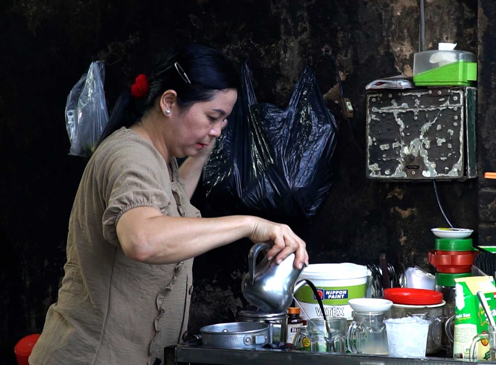 Xe cà phê này do mẹ chồng bà Linh mở bán đầu tiên. Đến năm 1995, bà Linh nối tiếp nghề của gia đình và giờ đã được hơn 40 năm.