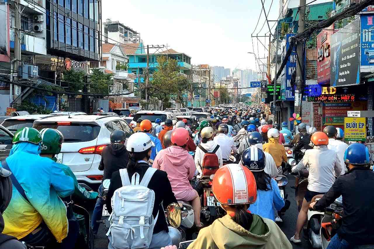 Xe cộ nhích từng chút một trên đường Đinh Bộ Lĩnh tới giao lộ với đường Bạch Đằng (quận Bình Thạnh).  Ảnh: Minh Quân
