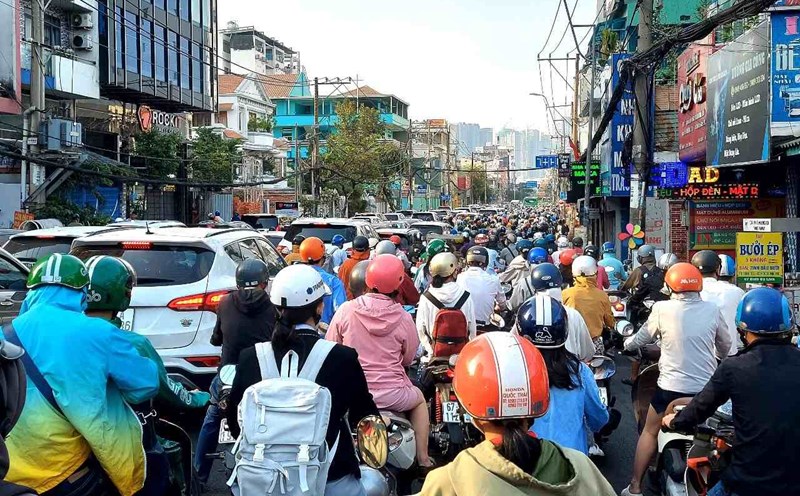 Xe cộ nhích từng chút một trên đường Đinh Bộ Lĩnh tới giao lộ với đường Bạch Đằng (quận Bình Thạnh).  Ảnh: Minh Quân