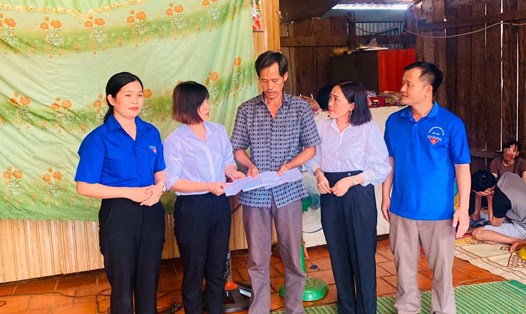 Cơ quan chức năng huyện UBND Bù Đăng, tỉnh Bình Phước đã thăm hỏi động viên gia đình có 2 anh em ruột đuối nước tử vong thương tâm. Ảnh: Bạn đọc cung cấp