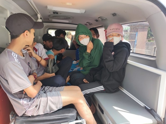 Các em học sinh Trường THCS Hành Tín Tây được đưa đến Trung tâm Y tế huyện Nghĩa Hành để khám khi có dấu hiệu ngộ độc thực phẩm. Ảnh: Công an Quảng Ngãi