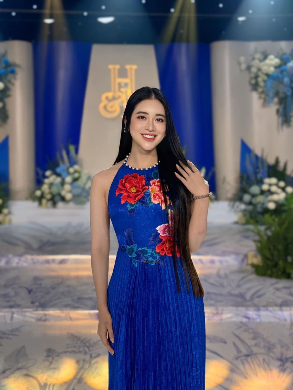 “Hoa hậu Vỉa hè” Vũ Quỳnh Trang tại lễ cưới của cầu thủ Quang Hải. Ảnh: Facebook nhân vật