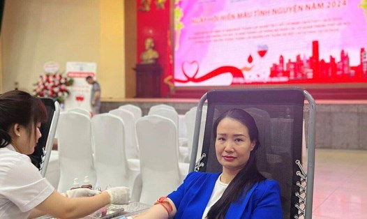 Bà Nguyễn Thị Thanh - Ủy viên Ban Thường vụ Liên đoàn Lao động Thành phố Hà Nội, Chủ tịch Công đoàn ngành Xây dựng Hà Nội tham gia hiến máu. Ảnh: CĐCS