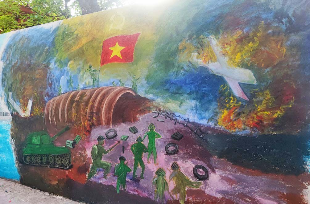 Bức tranh “Tự hào một dải non sông” được đoàn viên thanh niên tự vẽ. Ảnh: Đoàn Thanh niên phường Nhân Chính