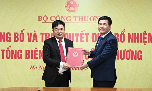 Bộ trưởng Nguyễn Hồng Diên trao quyết định cho ông Nguyễn Văn Minh. Ảnh: MOIT

