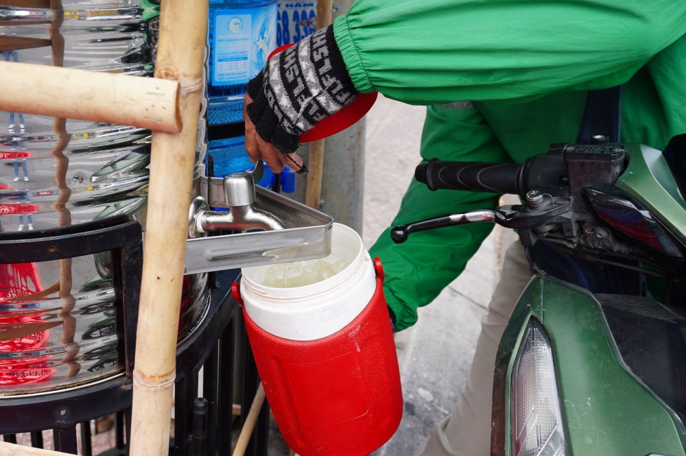 Tài xế chạy xe ôm công nghệ dùng thêm bình giữ nhiệt rót đầy nước mang theo uống dần. Ông Nguyễn Văn Hùng (quận Tân Bình) chia sẻ: “Nước ở đây có vị gừng rất thơm, nhờ vậy tôi đỡ một ít tiền mua nước mỗi ngày“.