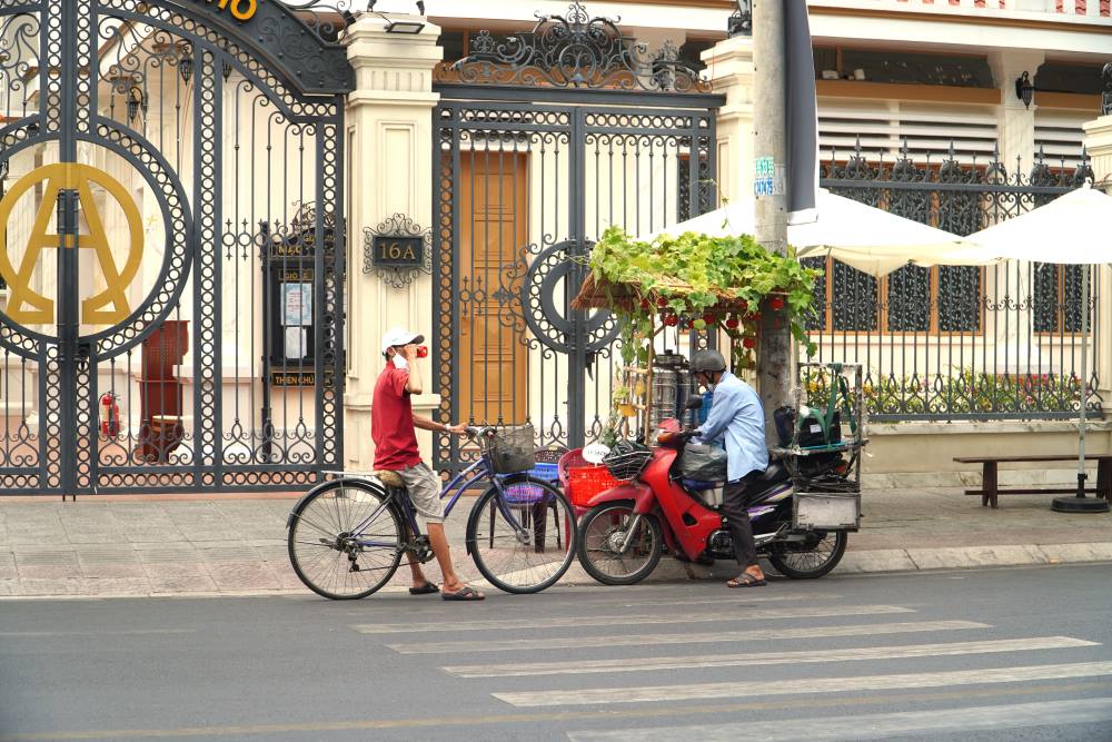 Bình trà đá miễn phí được đặt dưới giàn bí tươi xanh trước nhà thờ Mạc Ty Nho, đường Nguyễn Thị Minh Khai (Quận 1) khiến người đi đường cảm thấy ấm lòng. 