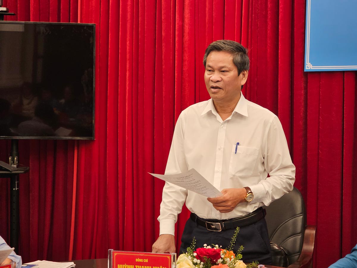Phó Chủ tịch Tổng Liên đoàn Lao động  Việt Nam Huỳnh Thanh Xuân phát biểu tại hội nghị. Ảnh: Đoàn Hưng
