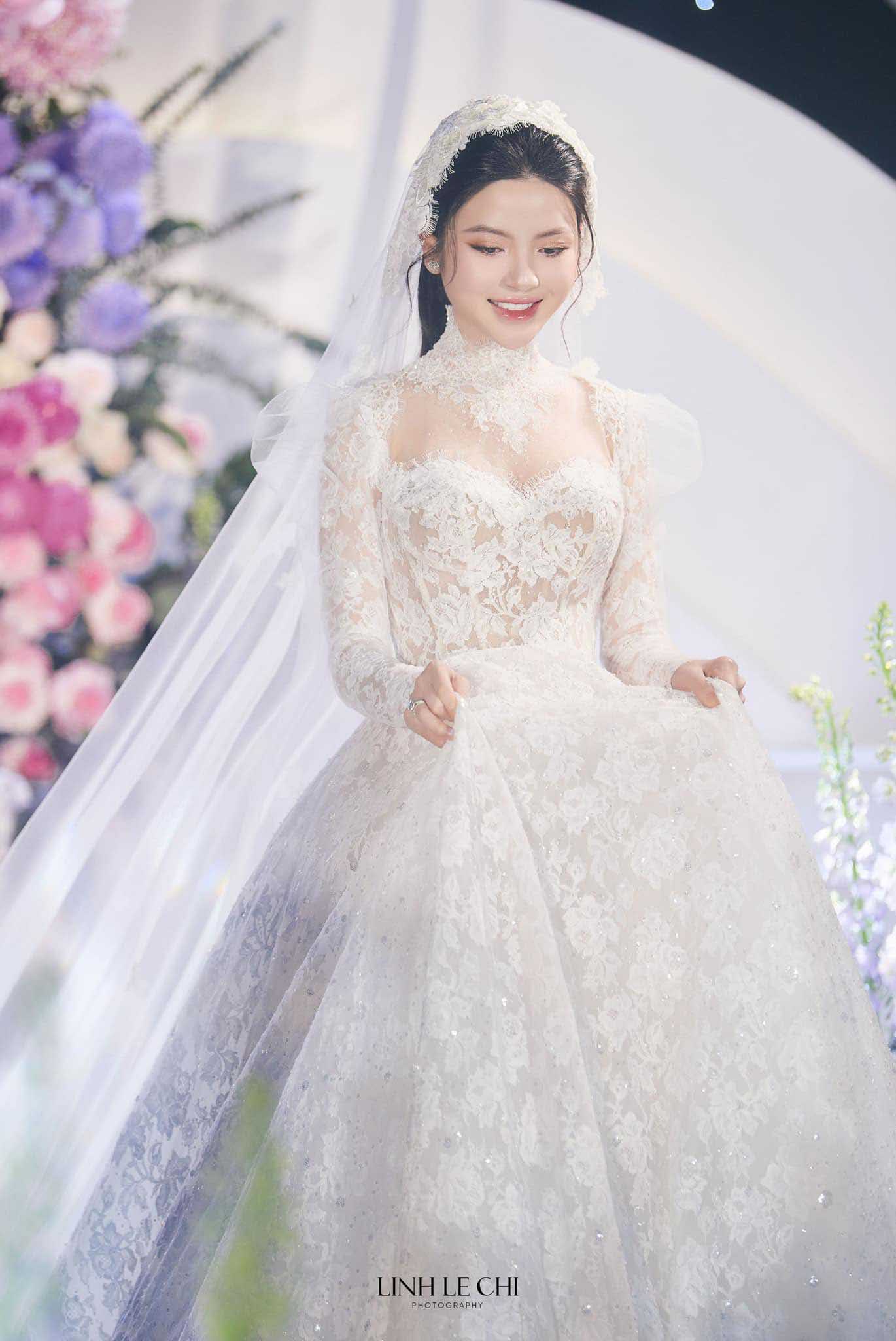 Ngày 28.3, đám cưới của Quang Hải và Chu Thanh Huyền đã diễn ra với sự quan tâm lớn từ người hâm mộ. Nhan sắc của Chu Thanh Huyền cũng trở thành chủ đề bàn tán trên mạng xã hội. Ảnh: Linh Lê Chí.