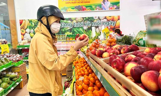 Nhiều siêu thị áp dụng các chương trình khuyến mãi cho mặt hàng trái cây. Ảnh: Hạ Mây