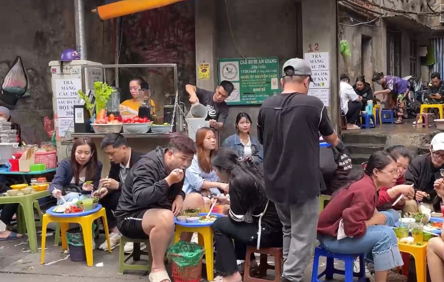 Quán không đầu tư vào không gian, nhưng vẫn đảm bảo vệ sinh và sự thoải mái cho khách. Cô chủ quán vui vẻ, thân thiện. Ảnh: Foody