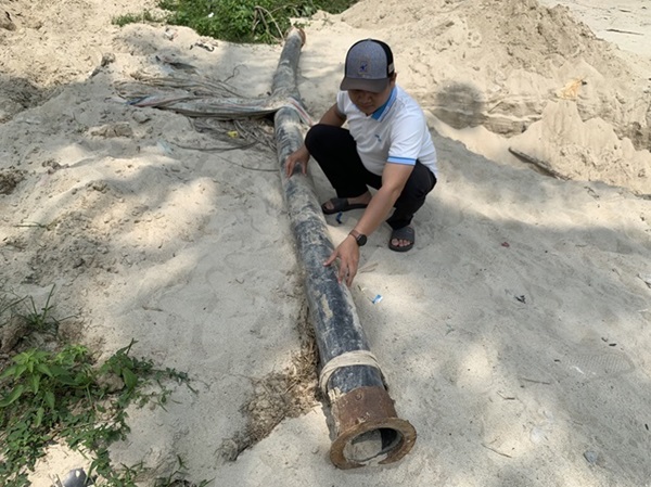 Đơn vị thi công dùng các đường ống để hút cát. Ảnh: Viên Nguyễn