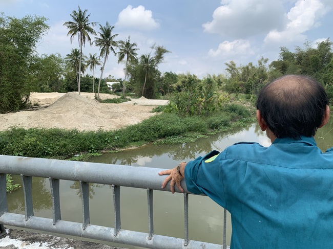 Người dân lo sợ việc nạo vét cát từ lòng sông với trữ lượng quá lớn sẽ gây sạt lở nhà cửa, đất đai. Ảnh: Viên Nguyễn