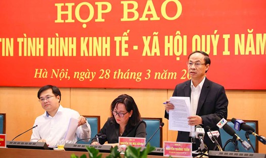 Phó Giám đốc Sở Giáo dục và đào tạo Hà Nội Nguyễn Quang Tuấn trả lời tại họp báo. Ảnh: Phạm Đông