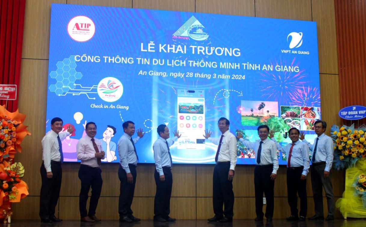 Các đại biểu thực hiện nghi thức khai trương Cổng thông tin Du lịch thông minh tỉnh An Giang. Ảnh: Lâm Điền