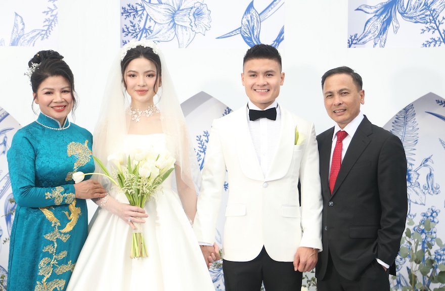 Quang Hải và Thanh Huyền chụp ảnh cùng bố mẹ trước khi đón khách. 
