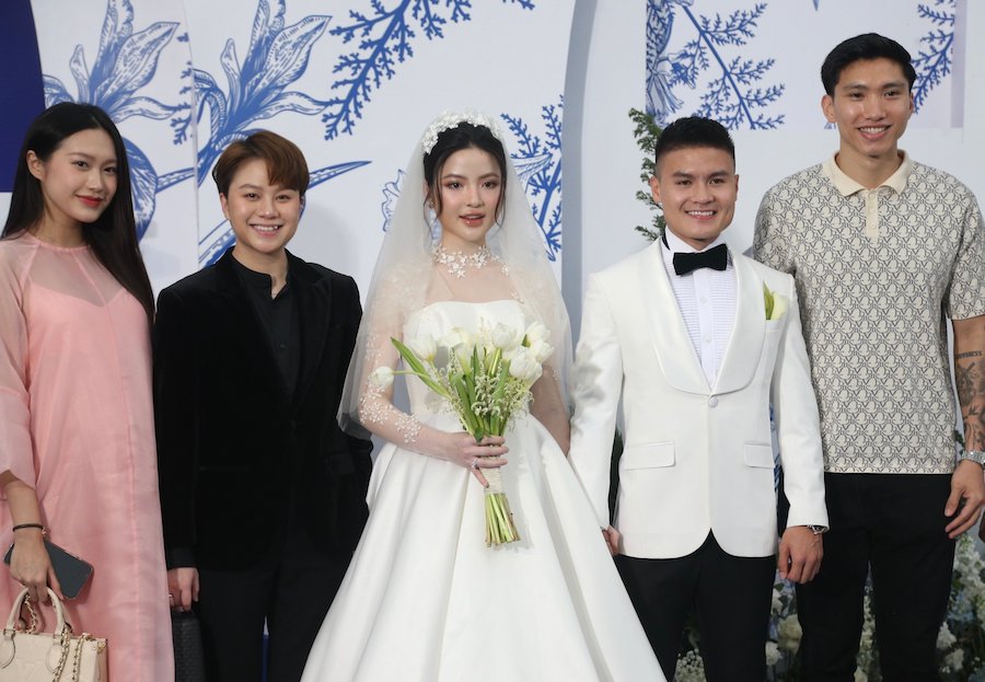 Vợ chồng Văn Hậu - Hải My cùng diễn viên Bảo Hân cũng có mặt trong ngày vui của Quang Hải và Chu Thanh Huyền.