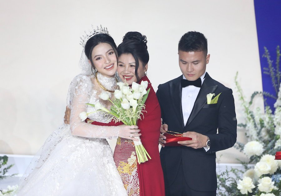 Cử chỉ ân cần của mẹ Quang Hải dành cho nàng dâu Thanh Huyền trong ngày cưới. 