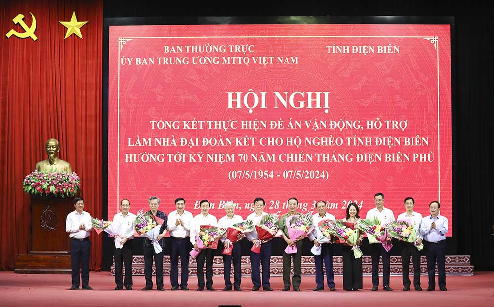 Lãnh đạo tỉnh Điện Biên trao Huy hiệu “Vì sự nghiệp xây dựng và phát triển tỉnh Điện Biên” cho các cá nhân là lãnh đạo các bộ, ban, ngành Trung ương. Ảnh: Hạ Trang