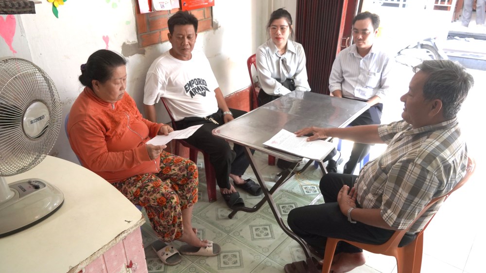 Chính quyền địa phương đến nhà người dân để tuyên truyền về việc sáp nhập 4 phường. Ảnh: Quang Phương