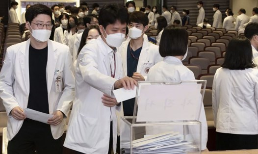 Các giáo sư ngành y nộp đơn từ chức trong cuộc họp tại Korea University ở Seoul, Hàn Quốc ngày 25.3. Ảnh: AP