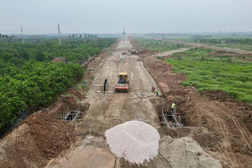 Công trường dự án Vành đai 4 đoạn qua huyện Đan Phượng (Hà Nội), chiều 24.3. Ảnh: Hữu Chánh