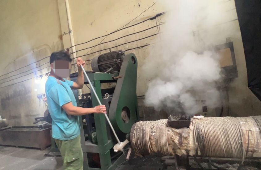 Xưởng tái chế rác thải bẩn thành hộp nhựa, xốp đựng thức ăn một lần. Ảnh: Nhóm PV