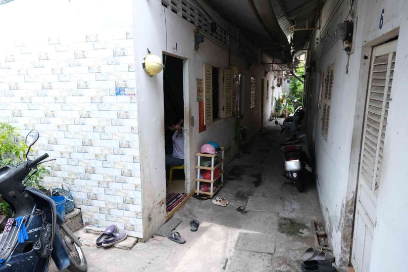 Phòng trọ khá nhỏ nên công nhân, người thuê trọ phải để xe máy phía trước cửa phòng. Ảnh: Phong Linh