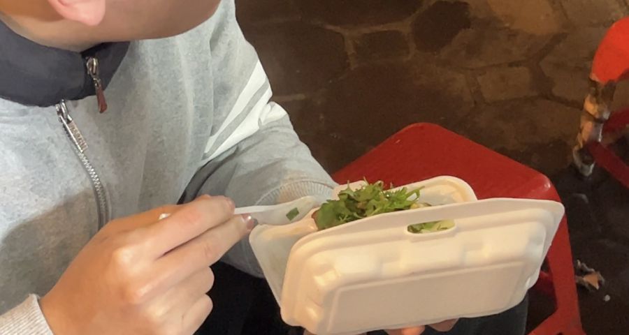 Sử dụng đồ nhựa, hộp xốp dùng một lần không đúng cách có thể gây nên những tác hại về sức khỏe. Ảnh: Cường Ngô