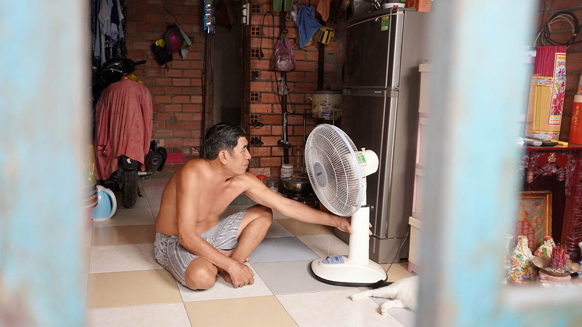 Người lao động ở TPHCM chống chọi với nắng nóng đỉnh điểm.  Ảnh: Như Quỳnh