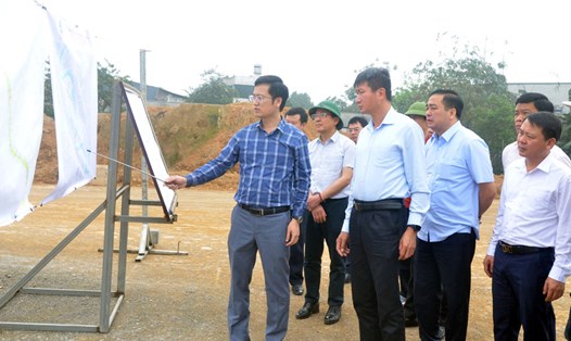 Chủ tịch UBND tỉnh Yên Bái Trần Huy Tuấn kiểm tra tiến độ thực hiện Dự án Nút giao IC13 cao tốc Nội Bài - Lào Cai. Ảnh: Đức Toàn
