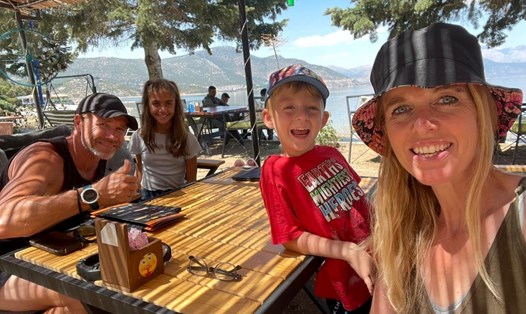 Gia đình bốn người trong chuyến du lịch Địa Trung Hải. Ảnh: Life in A Can