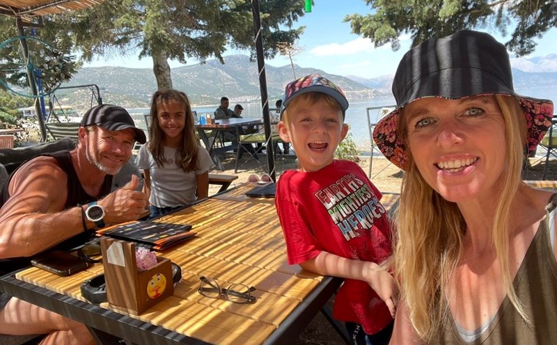 Gia đình bốn người trong chuyến du lịch Địa Trung Hải. Ảnh: Life in A Can