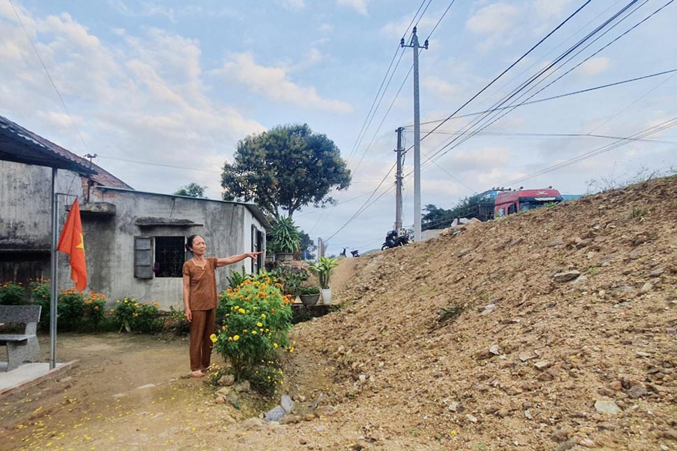 Nền đường QL19 đoạn qua huyện Tây Sơn (Bình Định) cao hơn nền nhà khiến nhiều hộ dân bức xúc. Ảnh: Hoài Luân  
