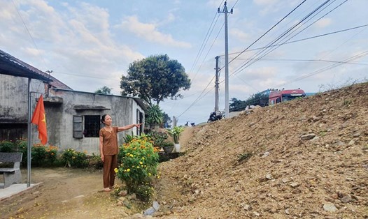 Nền đường QL19 đoạn qua huyện Tây Sơn (Bình Định) cao hơn nền nhà khiến nhiều hộ dân bức xúc. Ảnh: Hoài Luân  