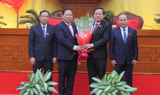 Các đồng chí Thường trực Tỉnh ủy Hòa Bình tặng hoa chúc mừng ông Bùi Văn Thắng (thứ 2 bên phải), Phó Chủ tịch HĐND tỉnh Hòa Bình. Ảnh: Thuỳ An. 