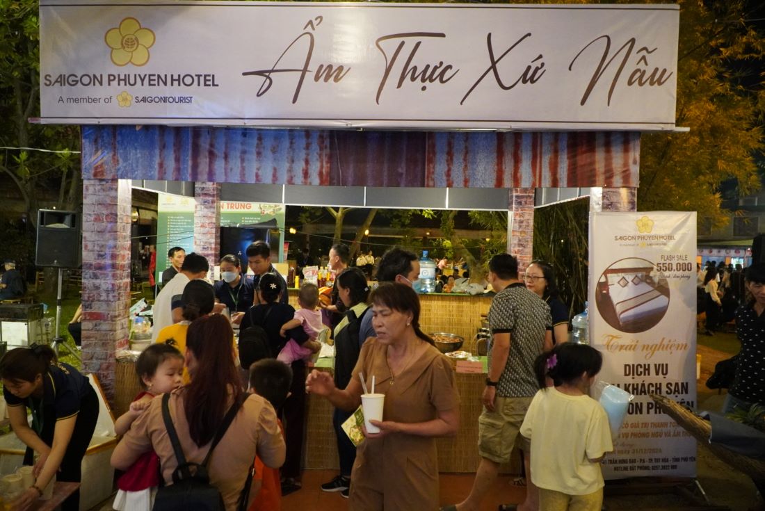 Tối 28.3, Lễ hội Văn hóa Ẩm thực, Món ngon Saigontourist Group 2024 tại Khu du lịch Văn Thánh (quận Bình Thạnh, TPHCM) chính thức được khai mạc, thu hút đông khách tới tham dự. 